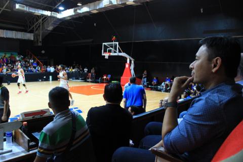 SBP Chairman Sonny Angara watches Gilas Pilipinas practice at the Meralco gym